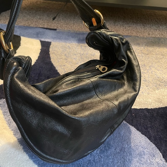 Marc Jacob shoulder bag gently used soft leather classic edition😍 - Picture 2 of 4